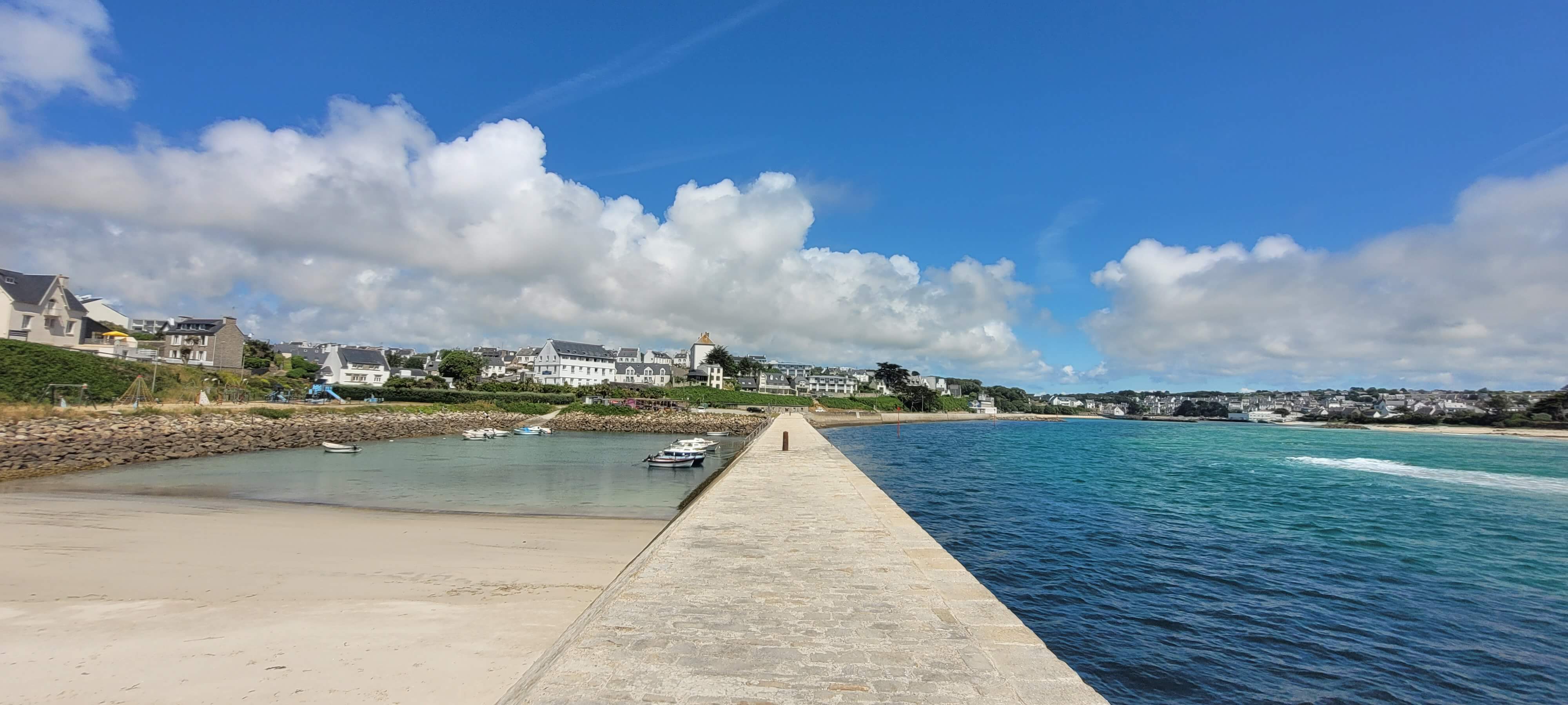 La jetée d'Audierne, perspective vers l'horizon