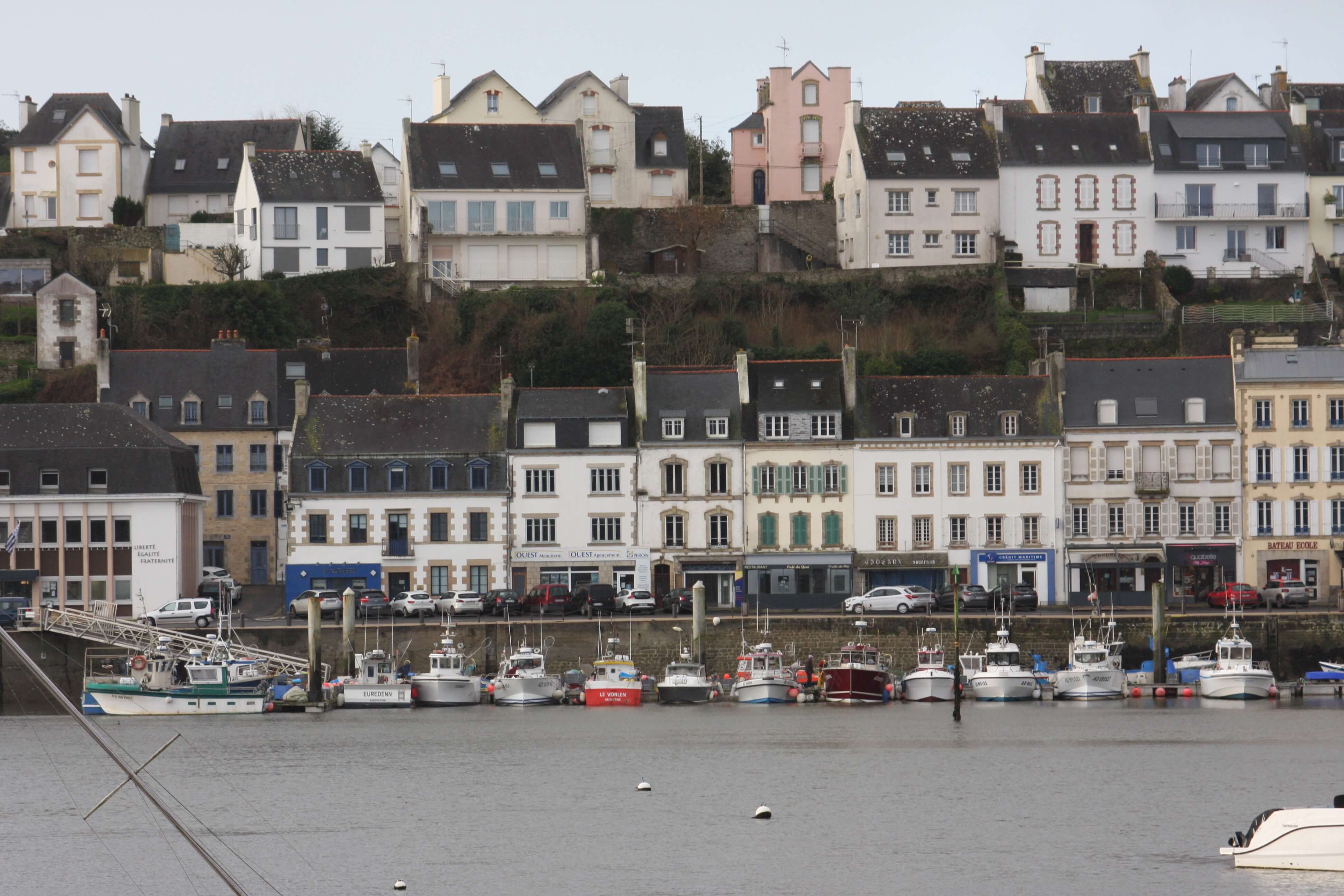 Port d'Audierne, commerces et bateaux