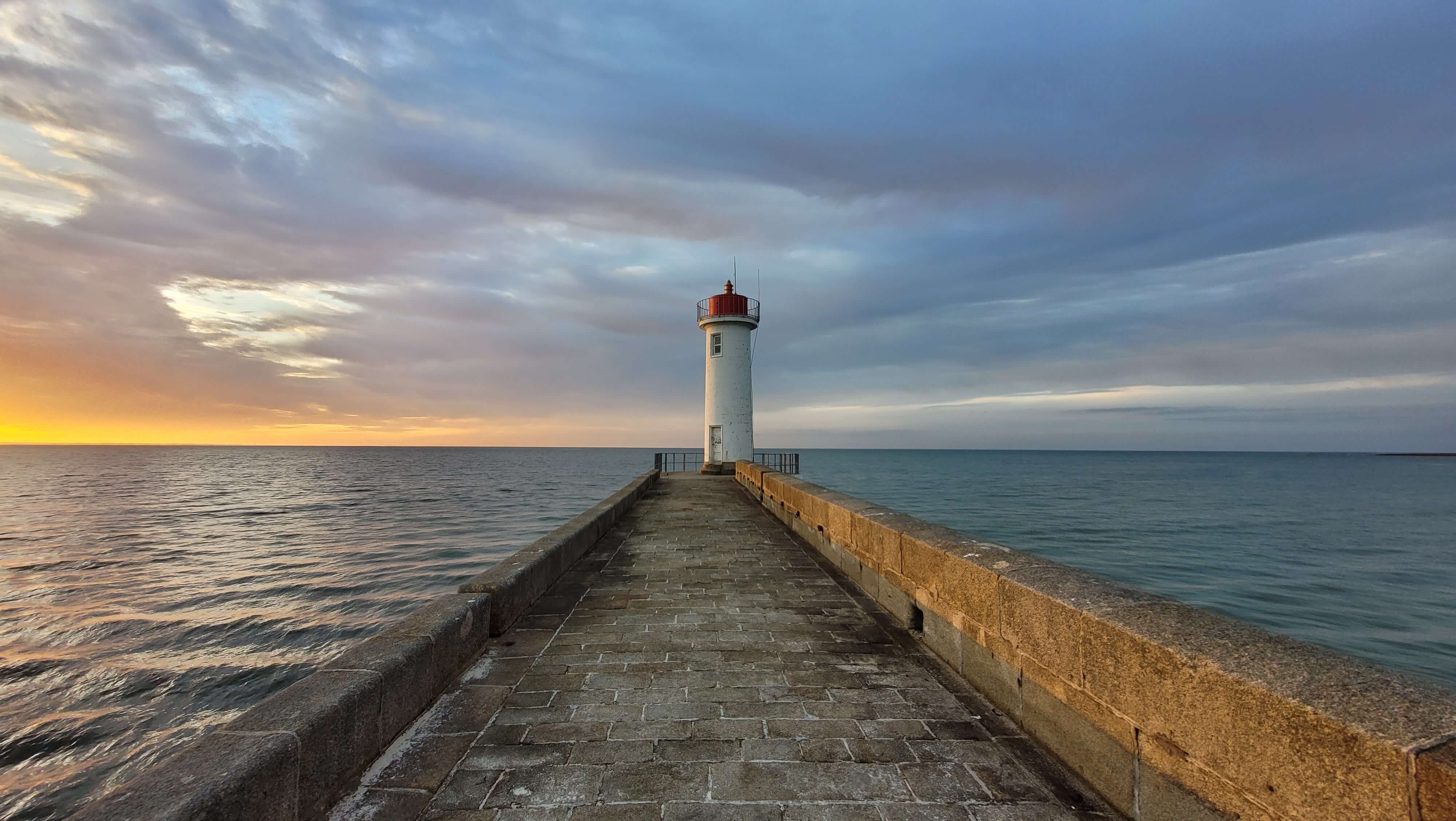 Phare d'Audierne au coucher de soleil